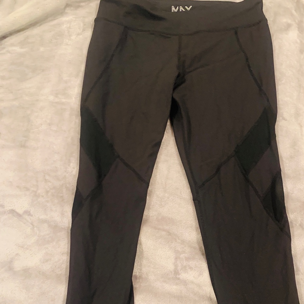 Workout leggings with sheer panels